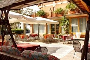 2 restaurantes; se sirve almuerzo y cena; cocina italiana