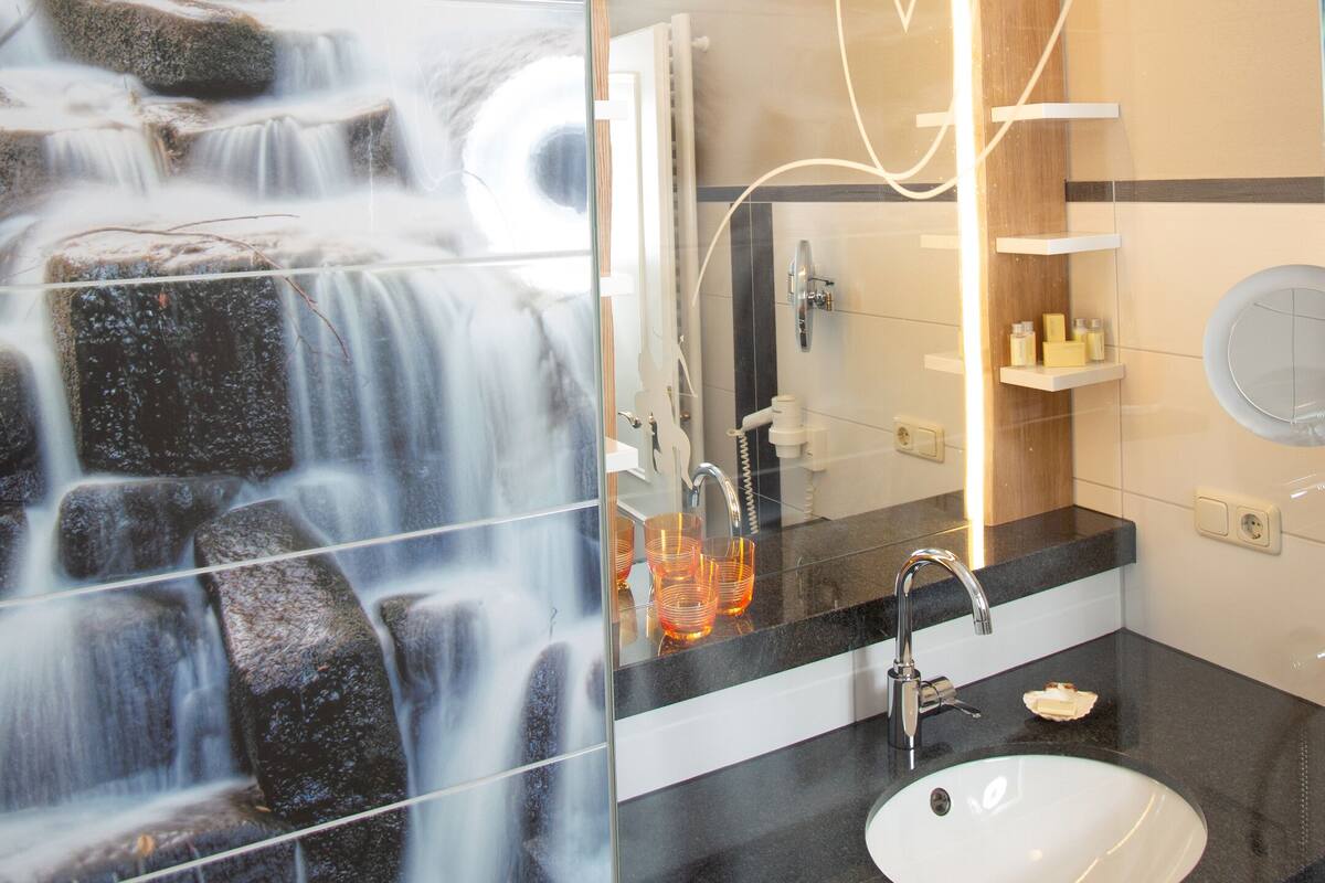 double room (themendoppelzimmer) | bathroom | free toiletries, bathrobes, slippers, towels