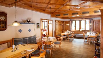4 restaurantes; se sirve almuerzo y cena; cocina regional