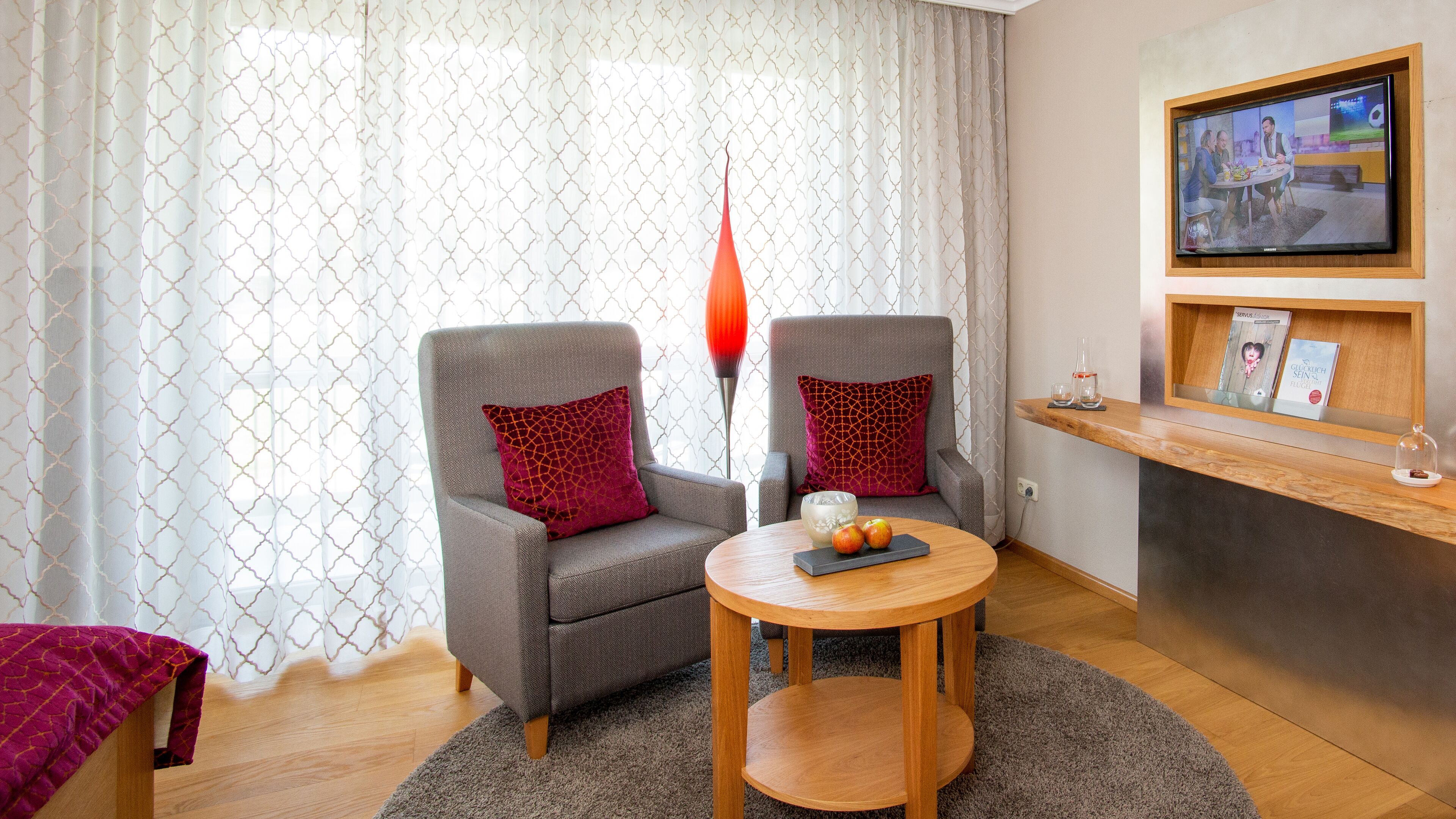 double room (themendoppelzimmer) | living area | flat-screen tv