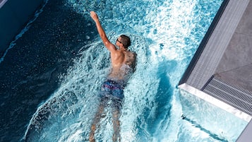 Una piscina techada, una piscina al aire libre