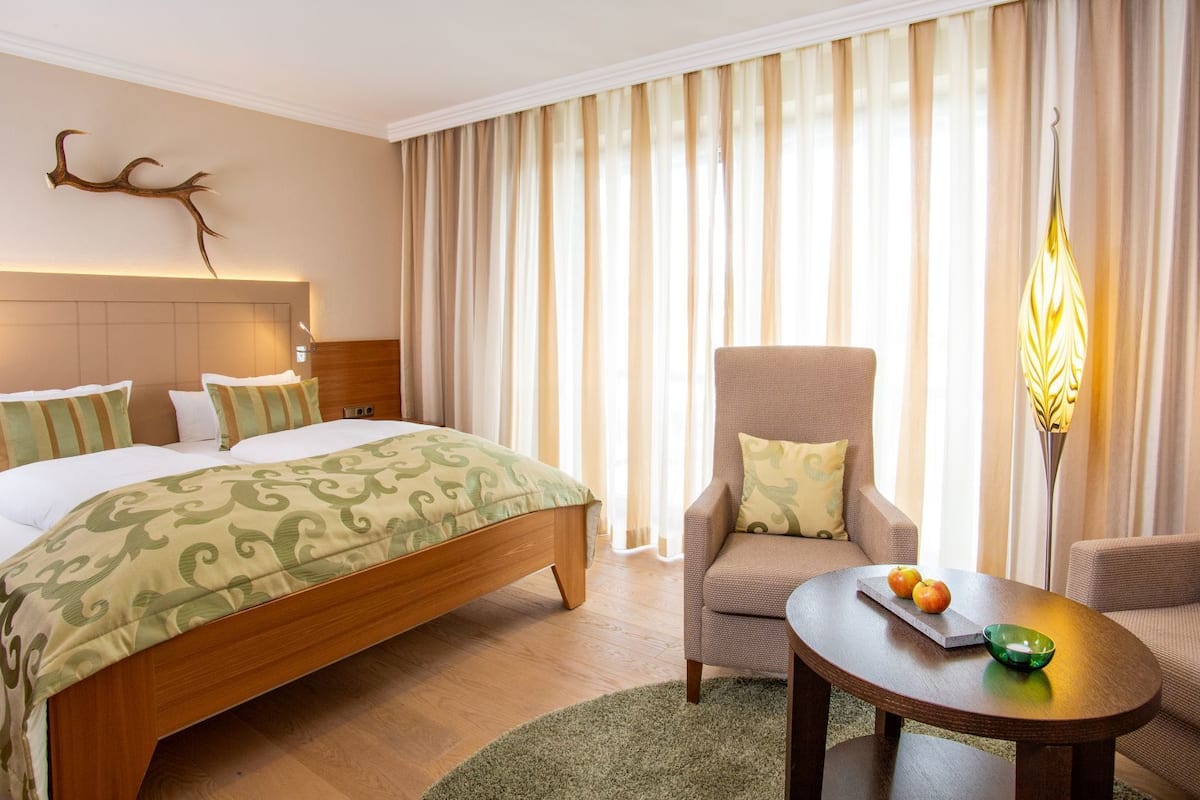 double room (themendoppelzimmer) | premium bedding, minibar, in-room safe, desk