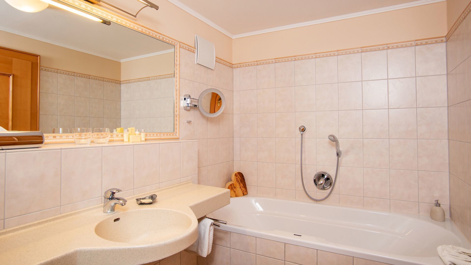 comfort double room (himmelbett) | bathroom | free toiletries, bathrobes, slippers, towels