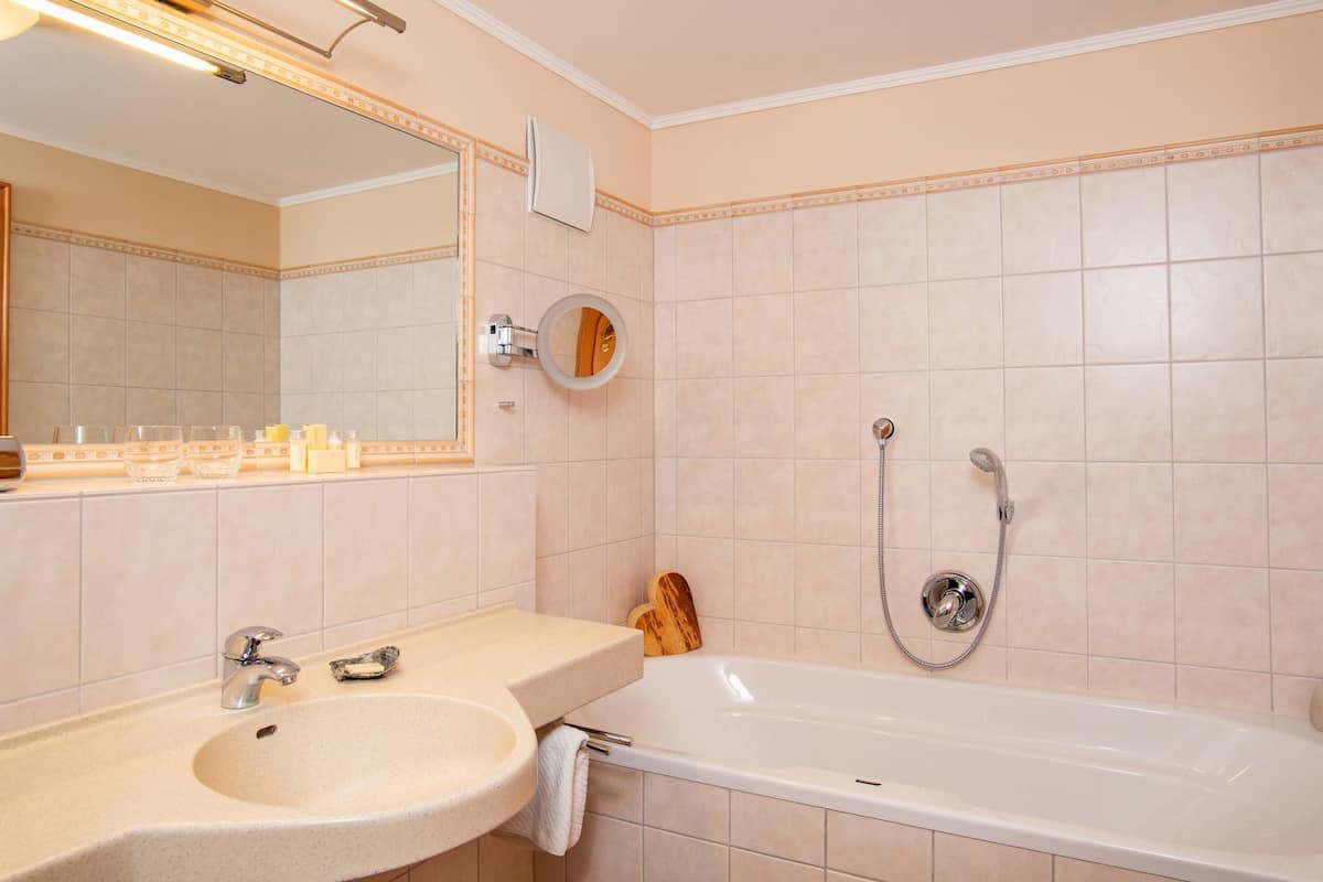 comfort double room (himmelbett) | bathroom | free toiletries, bathrobes, slippers, towels