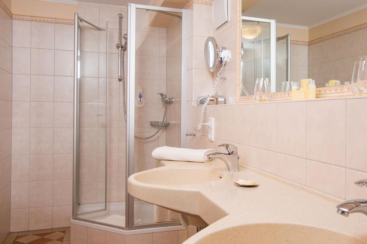 family room (groß) | bathroom | free toiletries, bathrobes, slippers, towels
