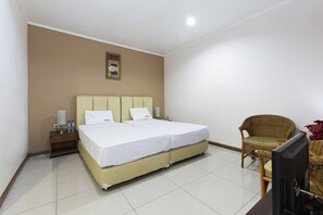 Reddoorz Room | Escrivaninha, cortinas blackout, Wi-Fi de cortesia