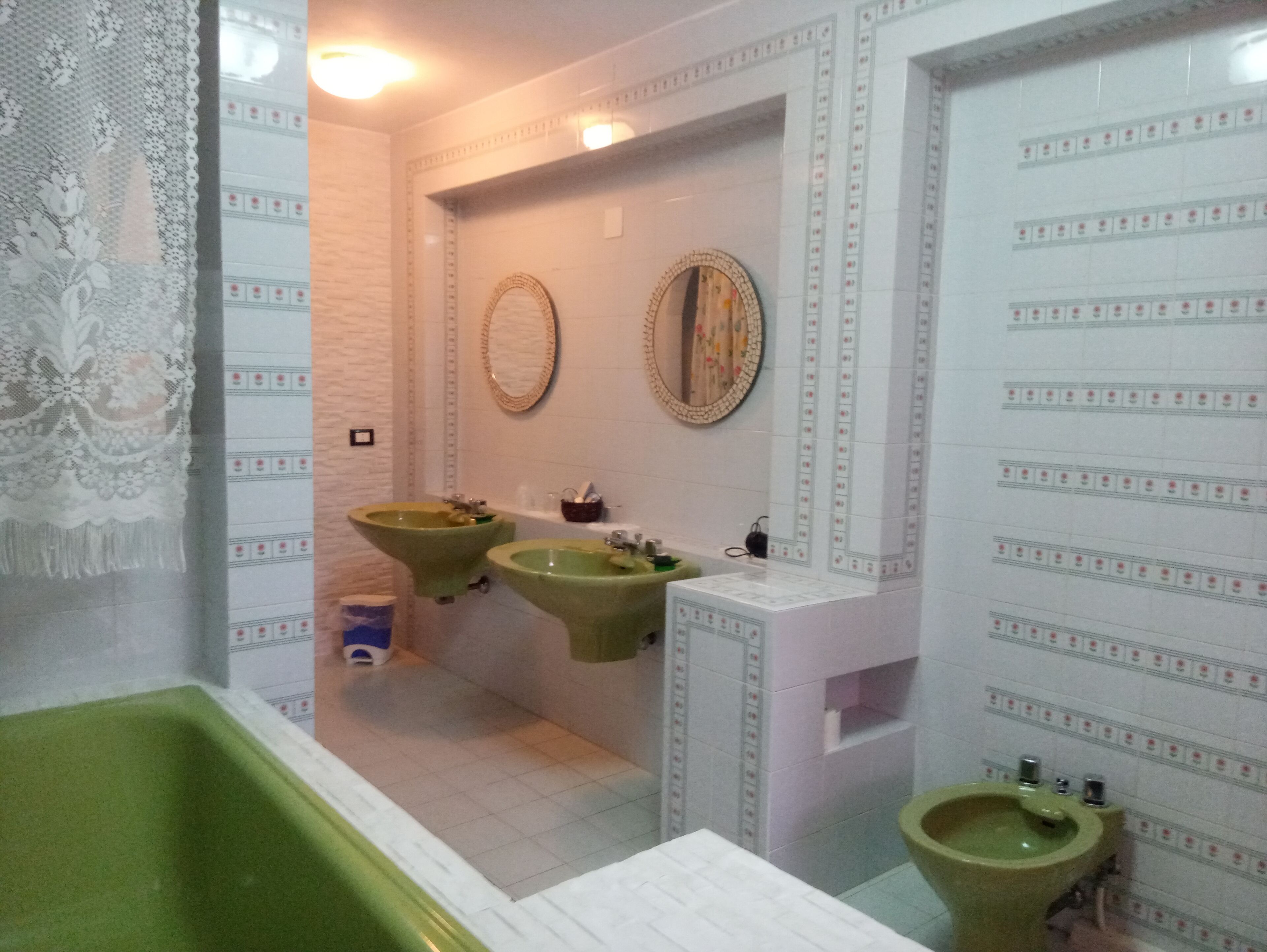 Habitación exclusiva, vista al jardín | Baño | Amenidades de baño de diseñador, secadora de cabello, batas, pantuflas 