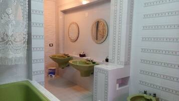 Habitación exclusiva, vista al jardín | Baño | Amenidades de baño de diseñador, secadora de cabello, batas, pantuflas