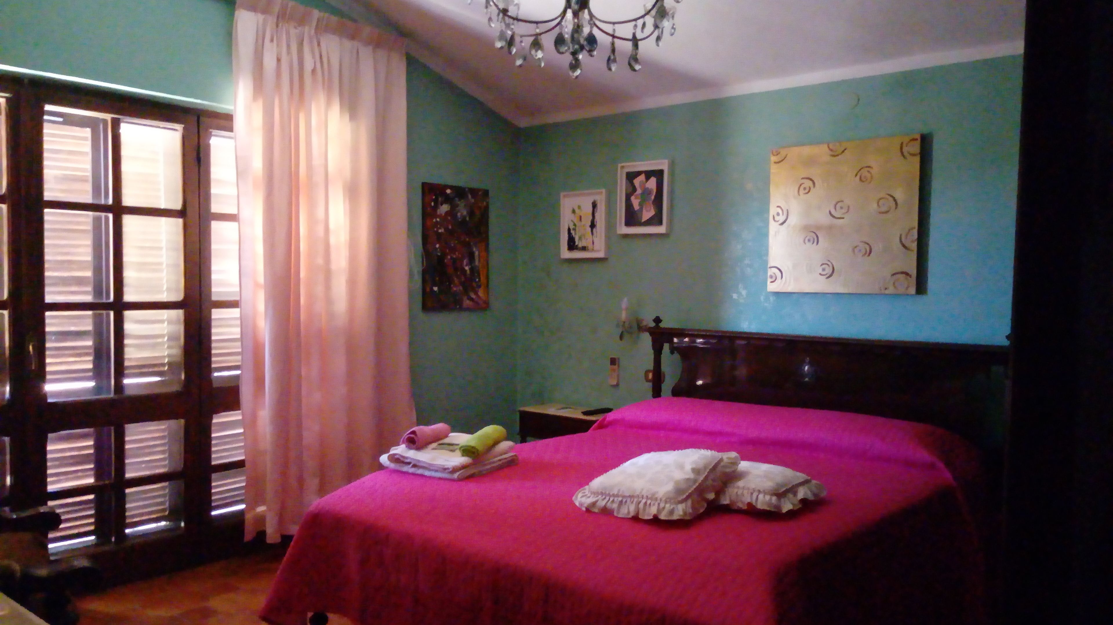 Hochwertige Bettwaren, Minibar (mit einigen kostenlosen Artikeln)