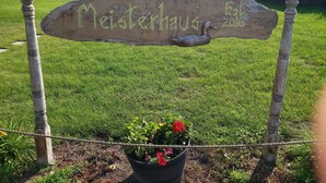 A wooden sign with the text "Meisterhaus 2016" mounted on a post. - Meisterhaus Bed & Breakfast (Morristown)