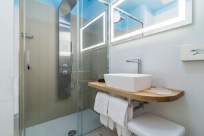 Ropa de cama de alta calidad y minibar 