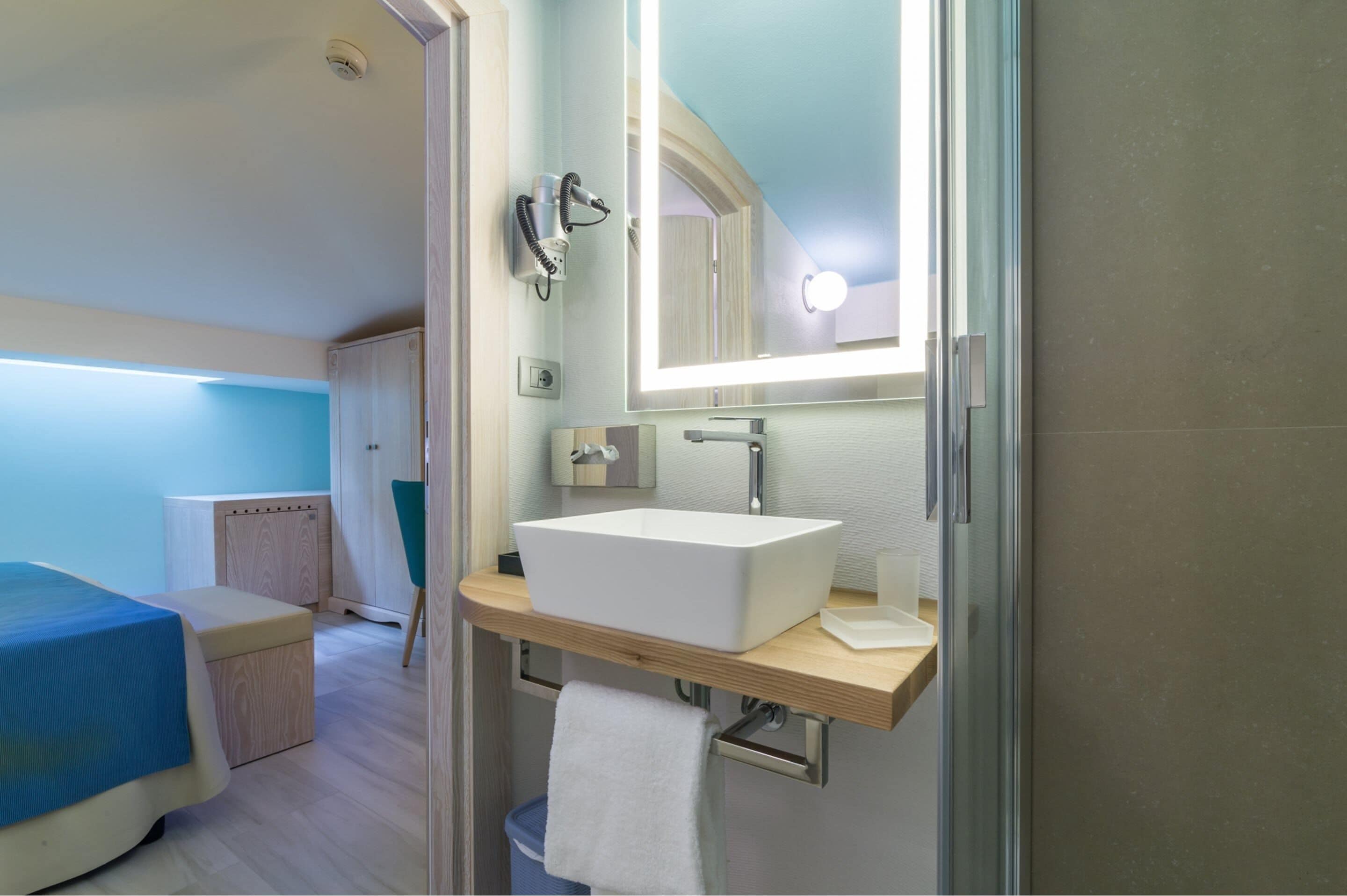 economy double room | bathroom | shower, hydromassage showerhead, free toiletries, hair dryer
