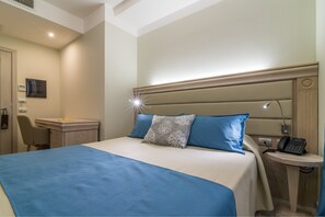 Standard Double Room | Peralatan tempat tidur premium, bar mini, peti besi dalam bilik, meja 