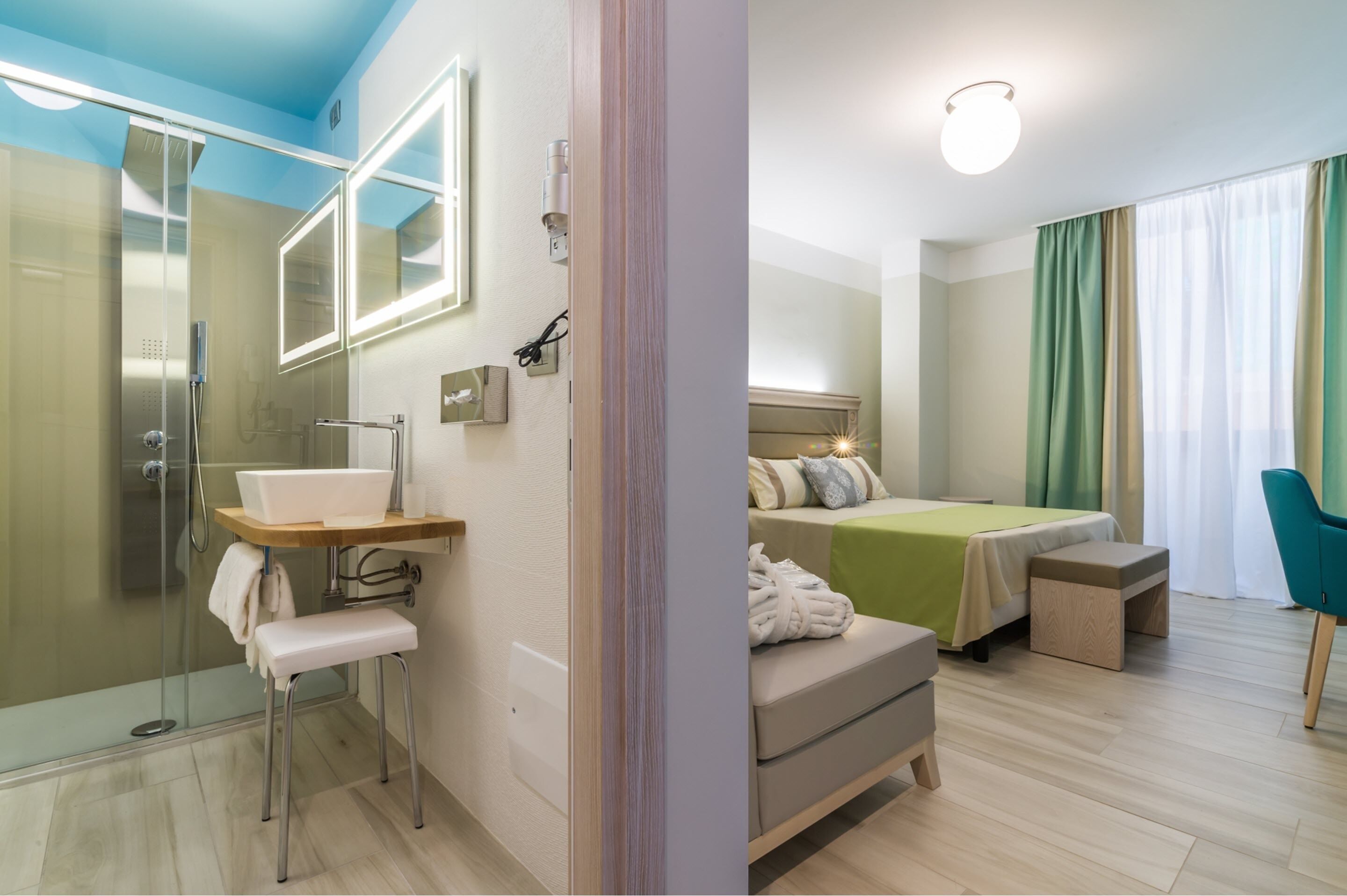 高級寝具、ミニバー、セーフティボックス (室内)、デスク