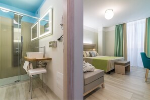 高級寢具、迷你吧、房內夾萬、書桌