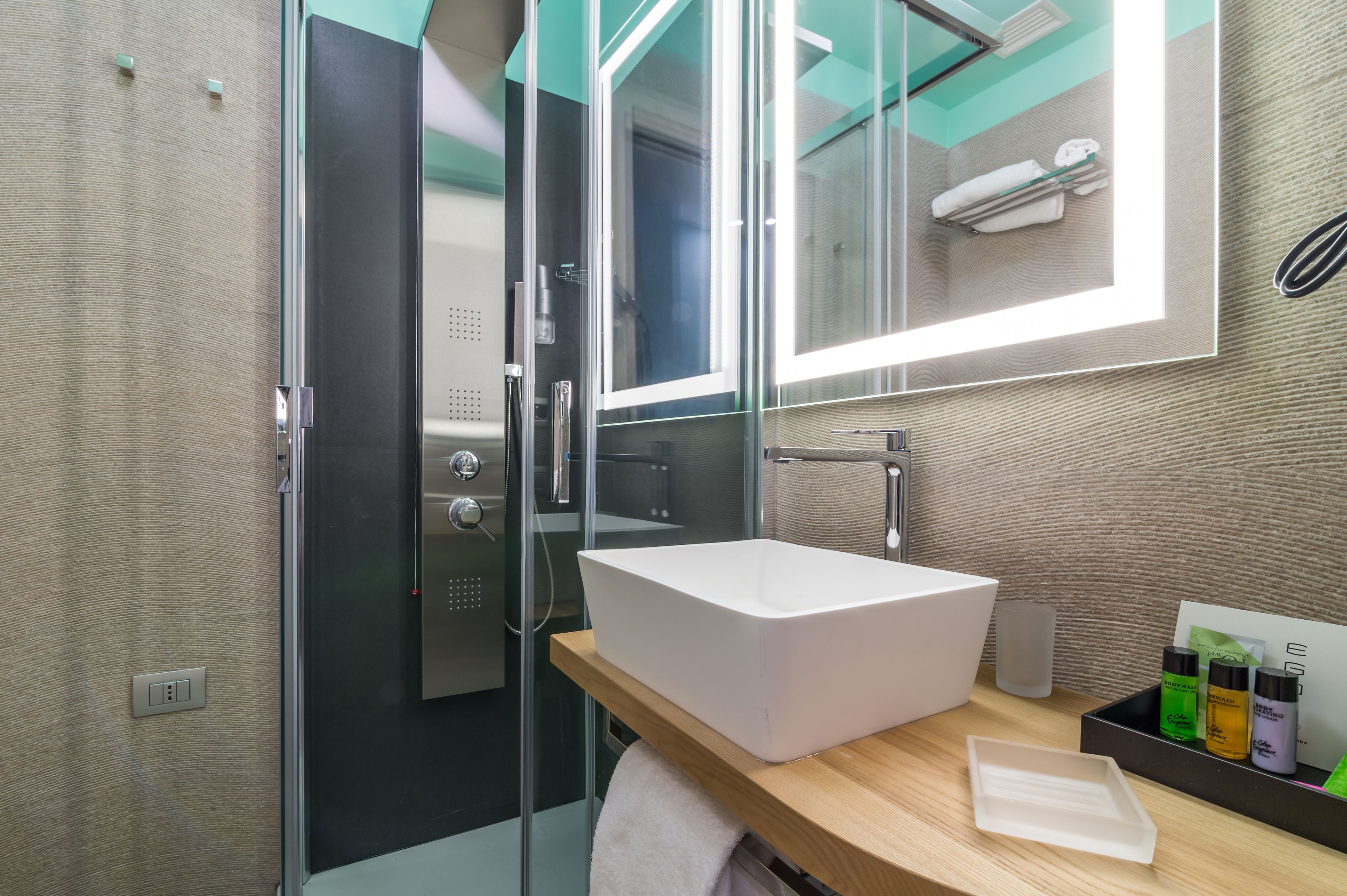 shower, hydromassage showerhead, free toiletries, hair dryer