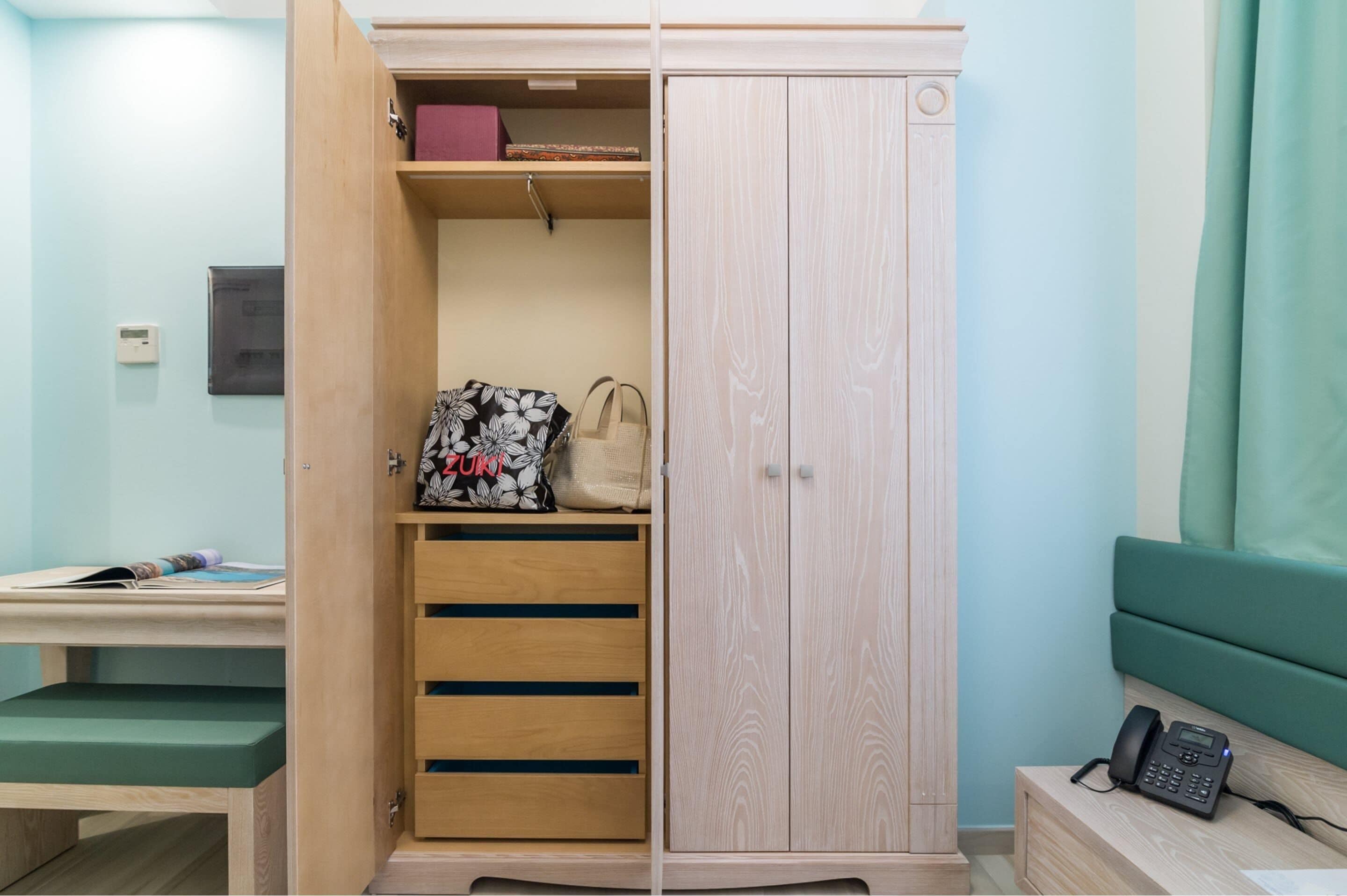 single room | 1 bedroom, premium bedding, minibar, in-room safe