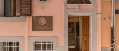 Vista frontal de la propiedad