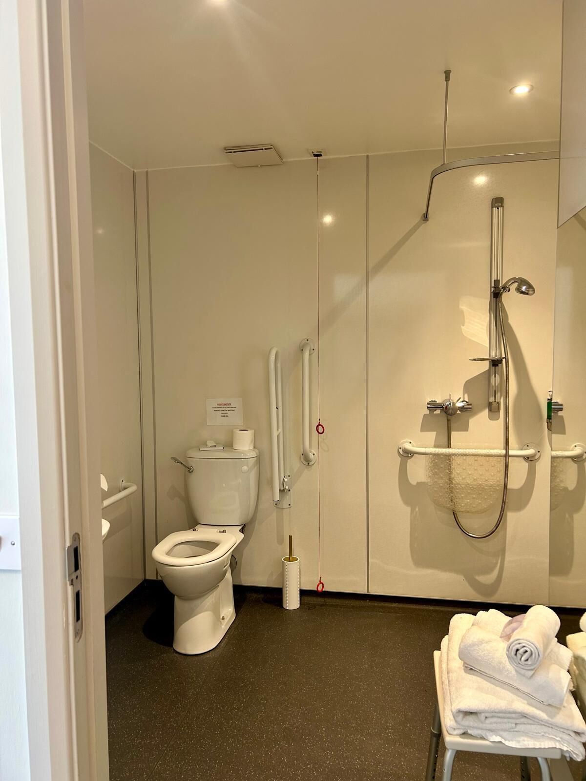 Et moderne badeværelse med toilet, bidet og bruser.