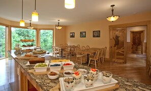 Free daily buffet breakfast - Fenton Inn (Roseland)