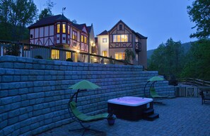 Outdoor spa tub - Fenton Inn (Roseland)