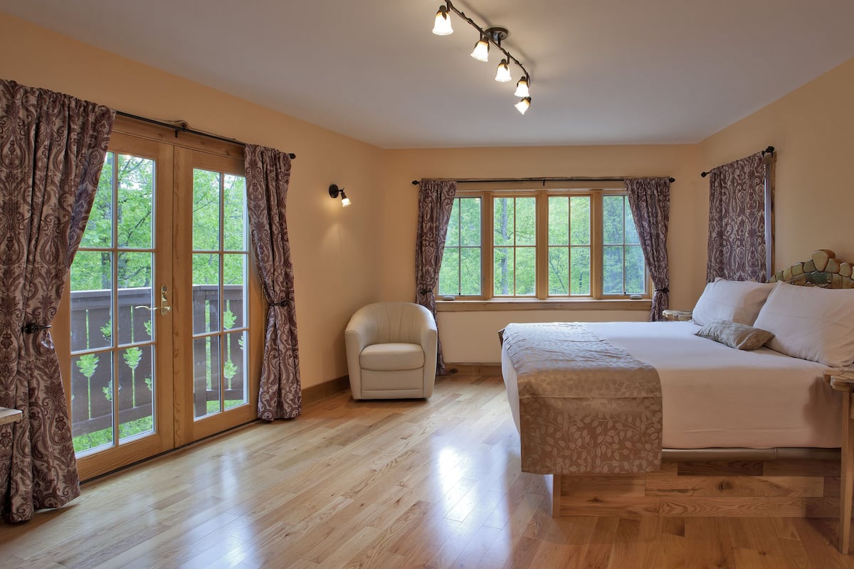 Premium Suite, 2 Bedrooms, Non Smoking, Fireplace (Wilhelm's House) | Premium bedding, pillowtop beds, desk, WiFi (free)