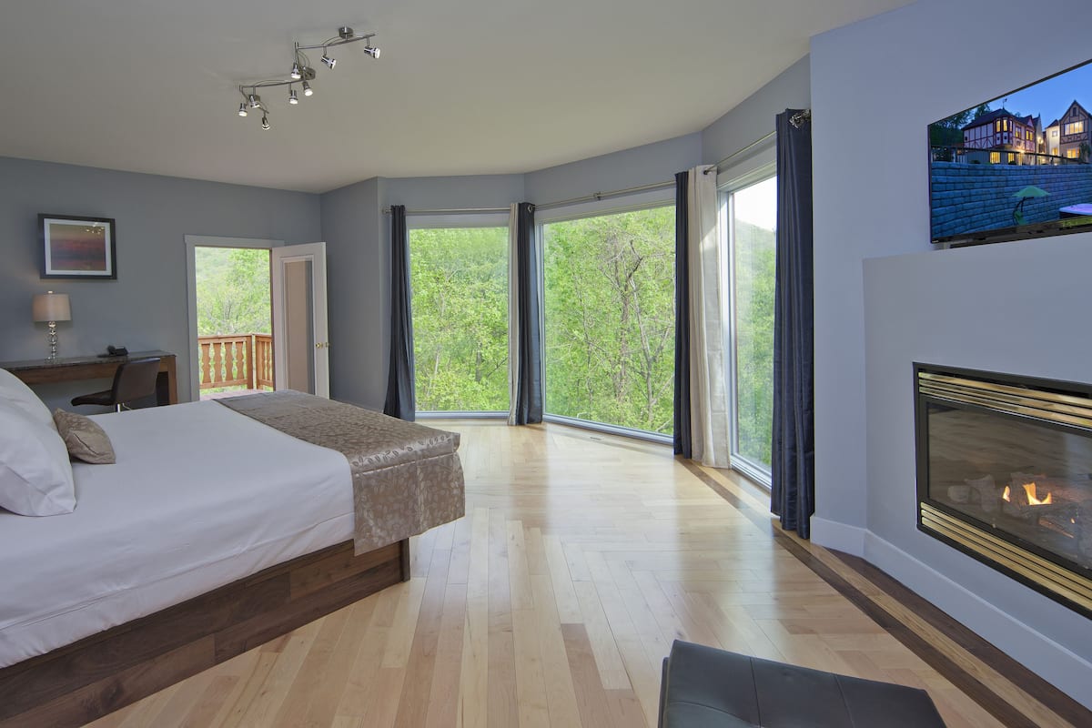 Deluxe Room, 1 King Bed, Non Smoking, Fireplace (Swallow's Nest) | Premium bedding, pillowtop beds, desk, WiFi (free)