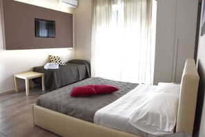 Kamar Triple | Seprai premium, minibar, meja kerja, dan tirai kedap cahaya