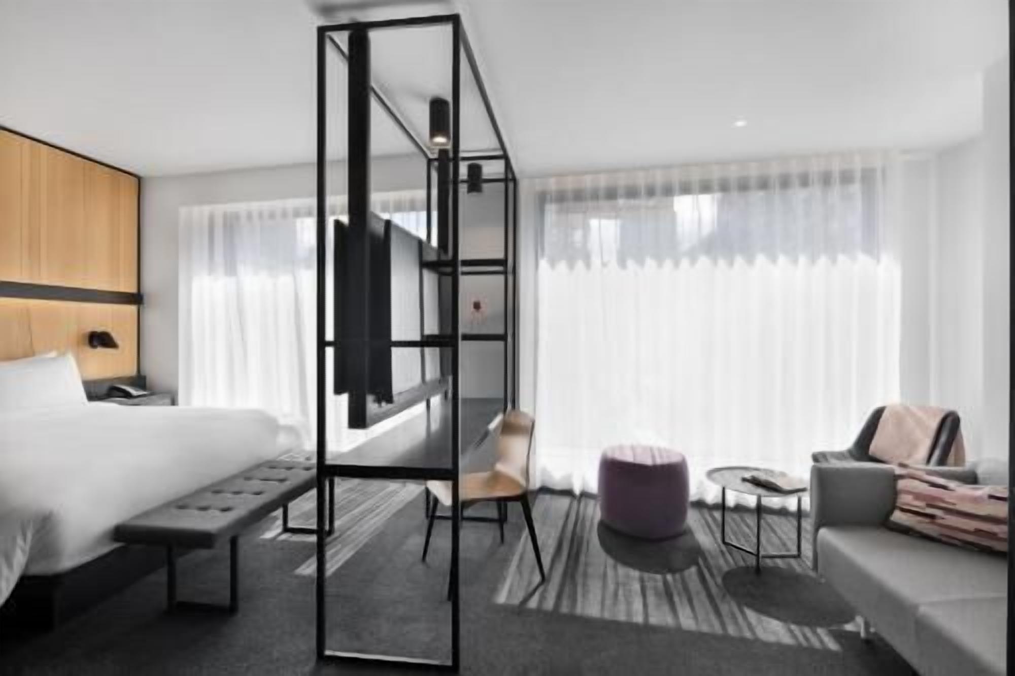 高档床上用品、客房内保险箱、办公桌、笔记本电脑工作区