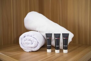 Reddoorz Room | Bathroom | Shower, free toiletries, towels