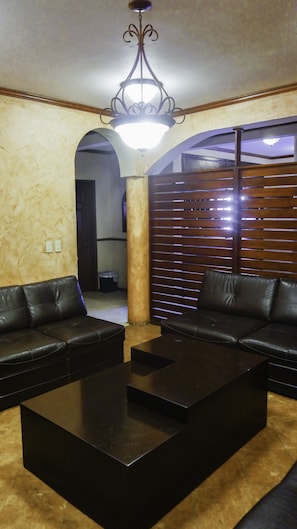 Lobby sitting area - Hotel Paraiso Real (Mineral del Monte)