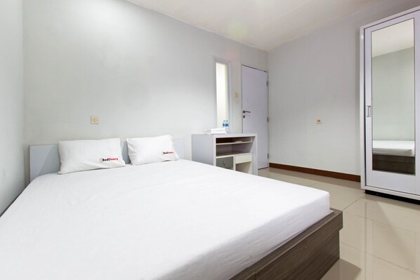 Reddoorz Room | Escritorio, cortinas opacas, wifi gratis