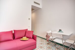 Apartamento família, 1 quarto, para não fumantes | Sala de estar | TV LCD 32 polegadas com canais via satélite, TV