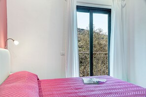 Familienapartment, 1 Schlafzimmer, Nichtraucher | Minibar, Schreibtisch, Verdunkelungsvorhänge, Bügeleisen/Bügelbrett