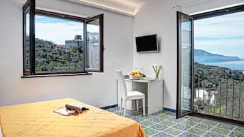Chambre Deluxe Double ou avec lits jumeaux, 1 chambre, vue océan | Minibar, bureau, rideaux occultants, fer et planche à repasser