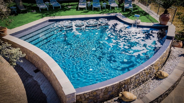 Piscine extérieure, chaises longues