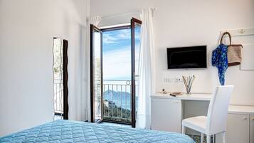 Bar mini, meja, langsir/tirai gelap terus, seterika/papan seterika