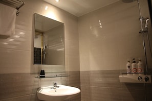Standard Double Room | Bilik Mandi | Pancuran mandi, kelengkapan dandanan diri percuma, pengering rambut