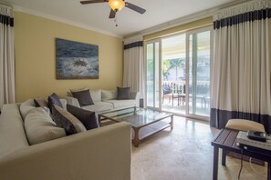 Apartment, 2 Schlafzimmer | Wohnzimmer | Flachbildfernseher