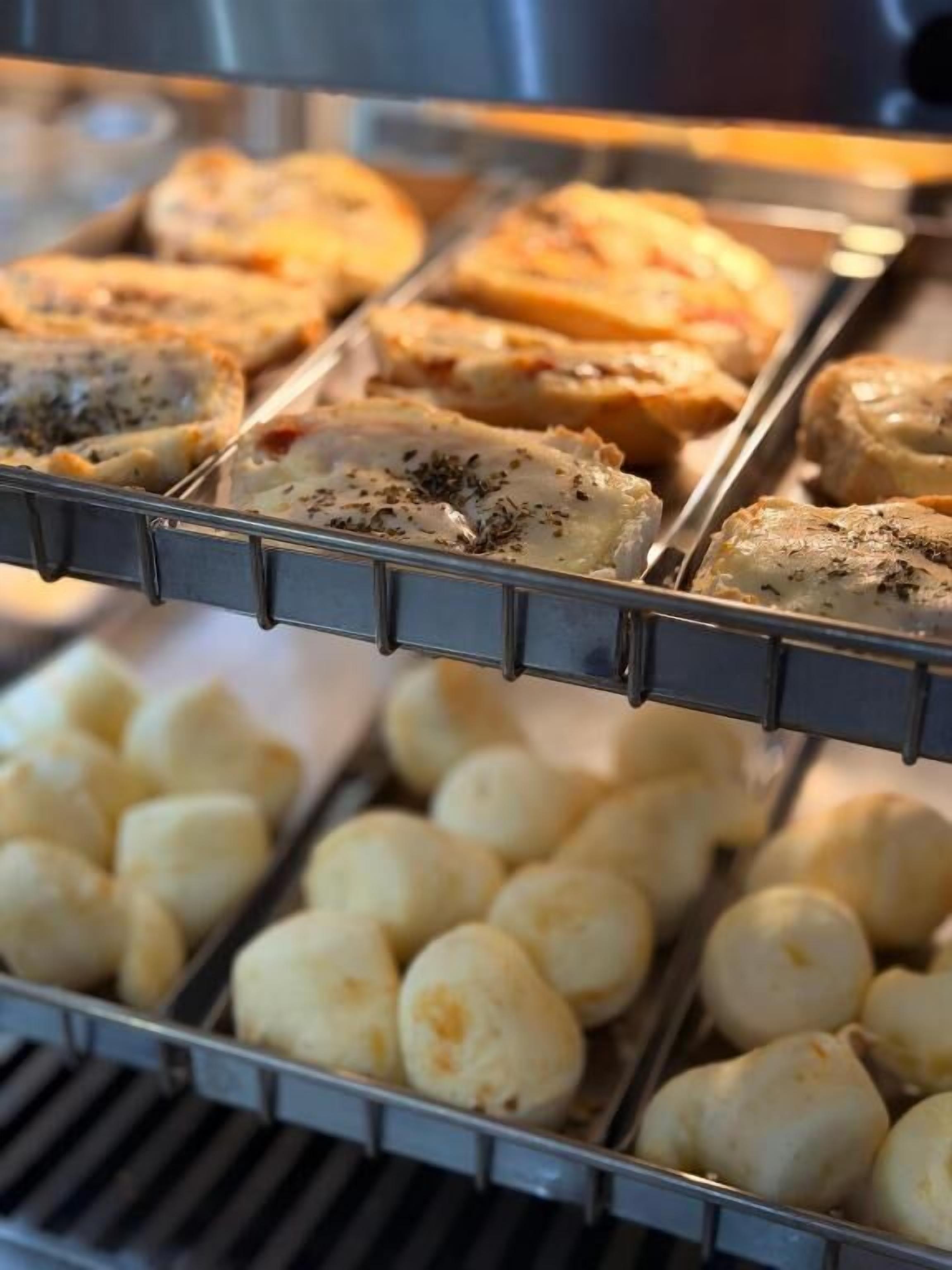 Una bandeja con productos de repostería, posiblemente pasteles, en una cocina.