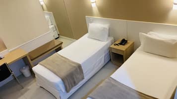 Economy-Zweibettzimmer | Minibar, Zimmersafe, Schreibtisch, Verdunkelungsvorhänge