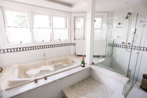 Premium Double Room | Bathroom | Free toiletries, towels - Pousada Villa da Esperanca (Campos do Jordão)