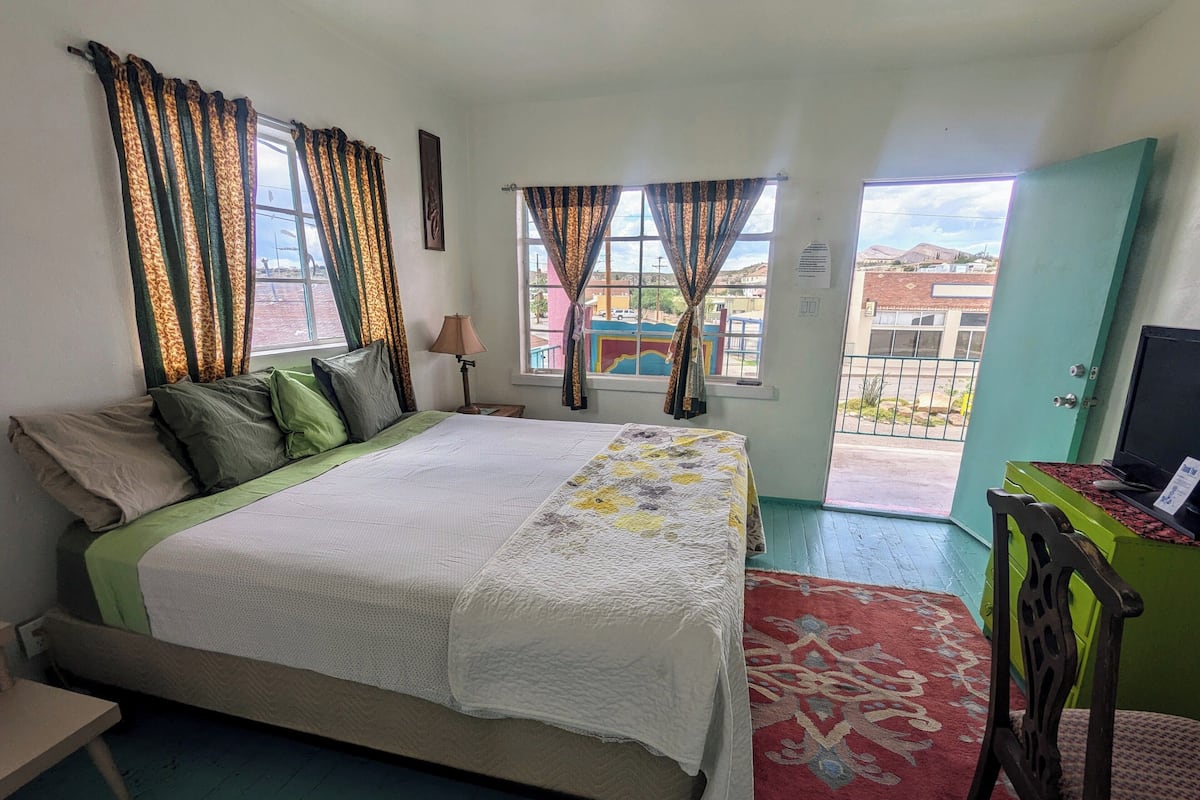 Pink Pelican #9 | Free WiFi, bed sheets
