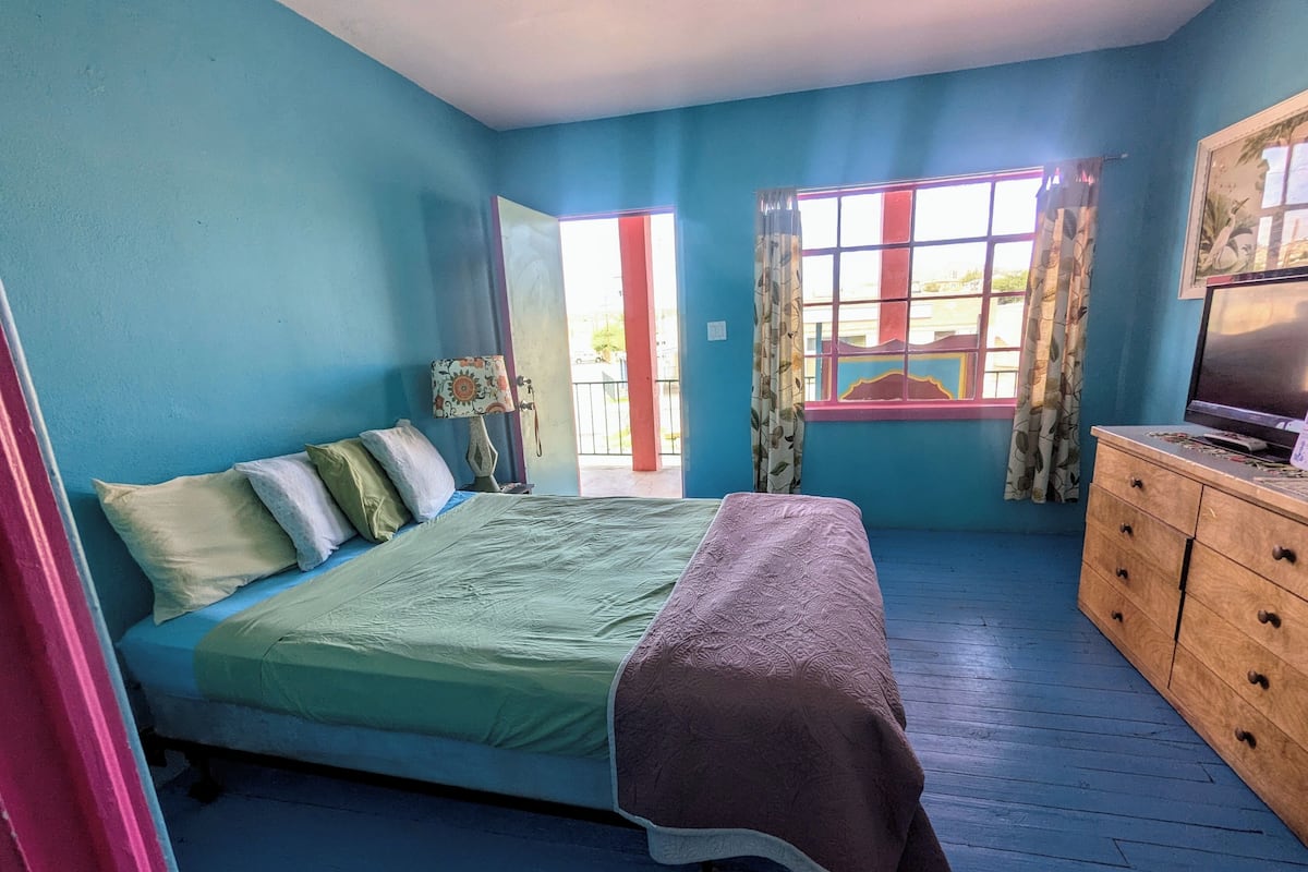 Pink Pelican #6 | Free WiFi, bed sheets
