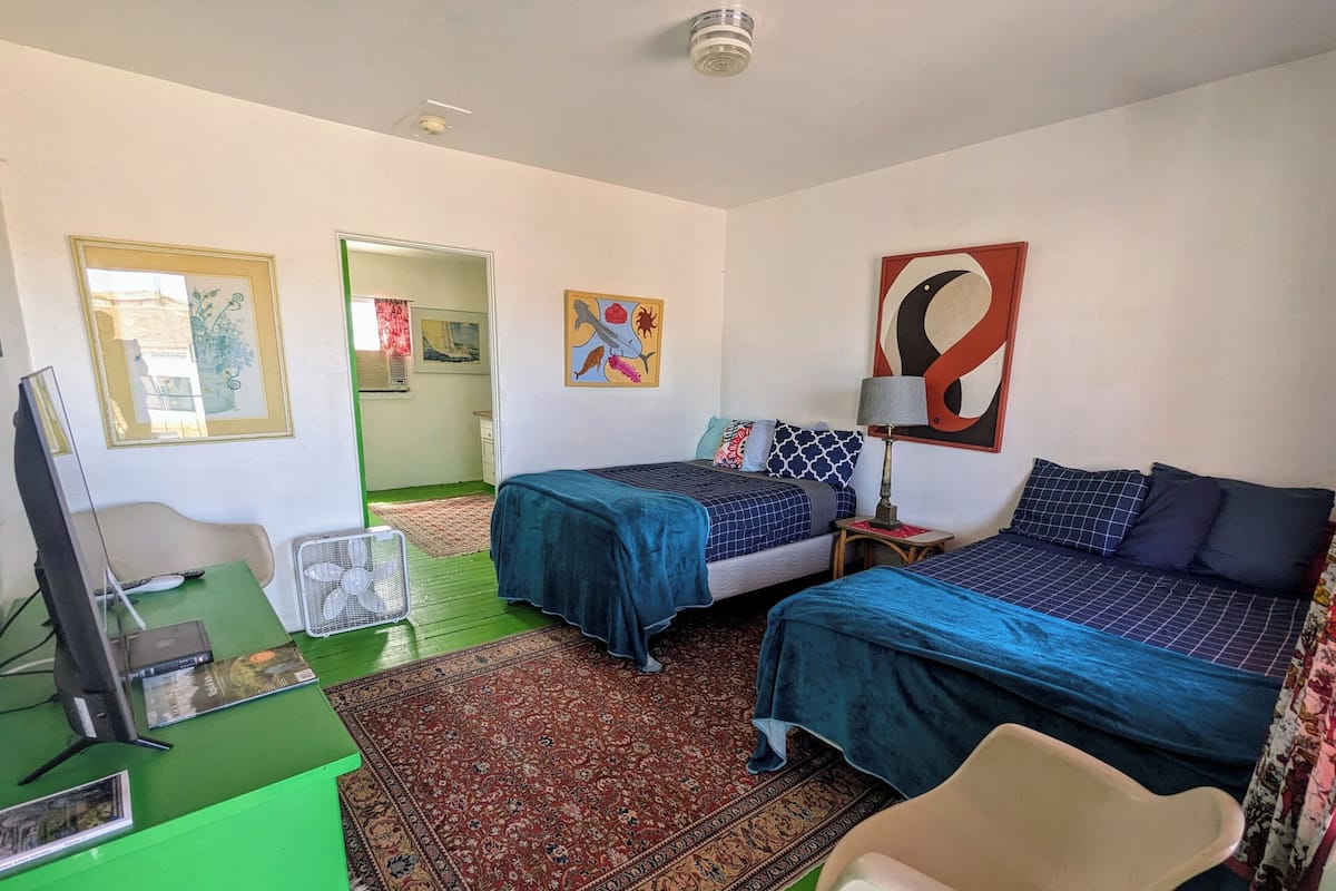 Pink Pelican #7 | Free WiFi, bed sheets