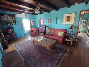 Pelican Annex A | Living area | 32-inch TV with satellite channels - Pelican Spa (Truth or Consequences)