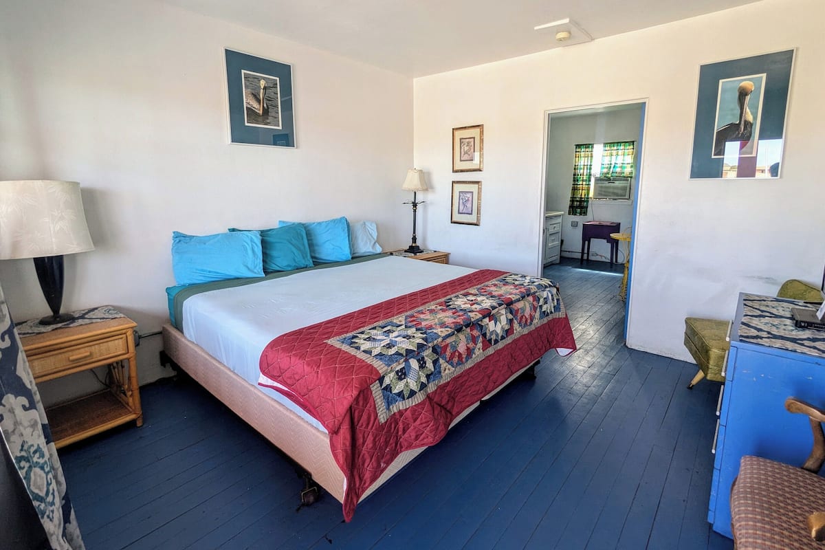 Pink Pelican #8 | Free WiFi, bed sheets