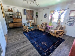 Gallery Room | Área de sala de estar | Televisión de 32 pulgadas con canales vía satélite 