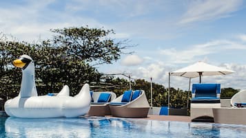 Outdoor pool, pool loungers