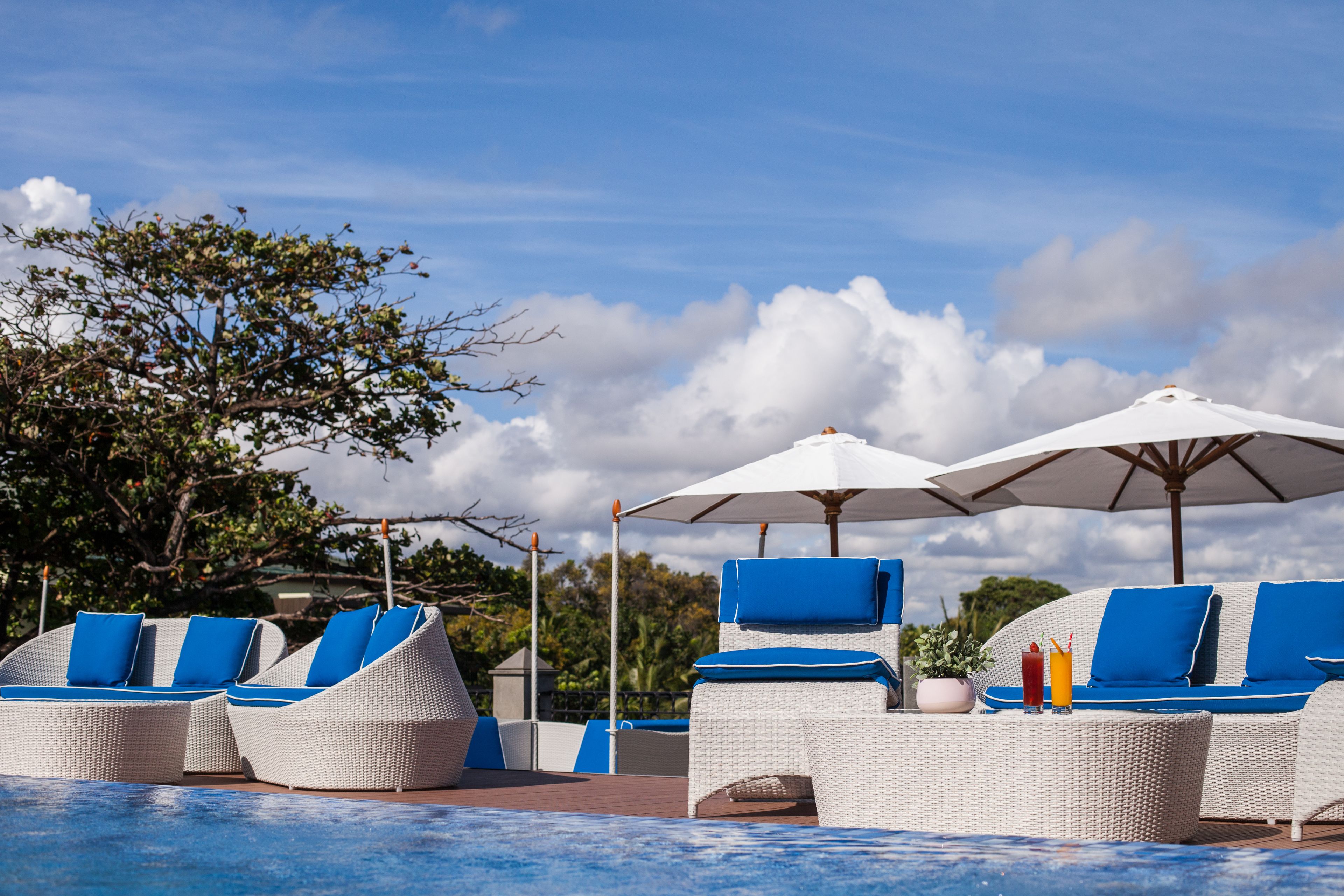 4 bars/lounges, poolside bar